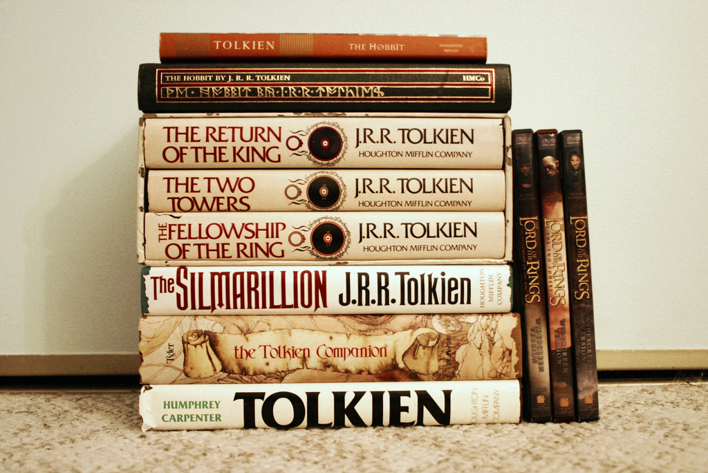 Толкиен книги. Джон Толкиен книги. Tolkien книга. J.R.R. Tolkien book.